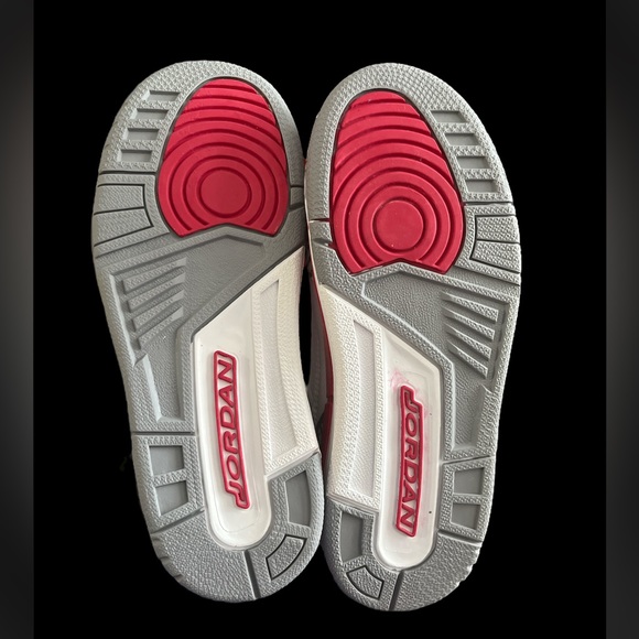 Little Kids Jordan 3 ‘Cardinal Red’ - Picture 2 of 6